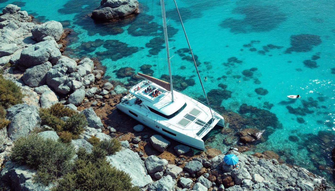 Comment choisir le catamaran idéal pour explorer des archipels ?